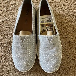 women’s tom’s never worn